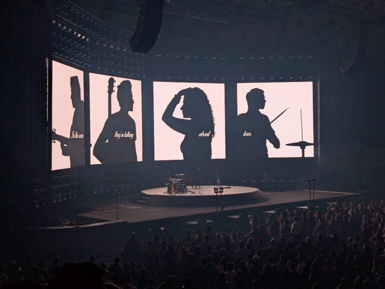 In his soul. they is talking about love - Silence 4 Projeção de palco