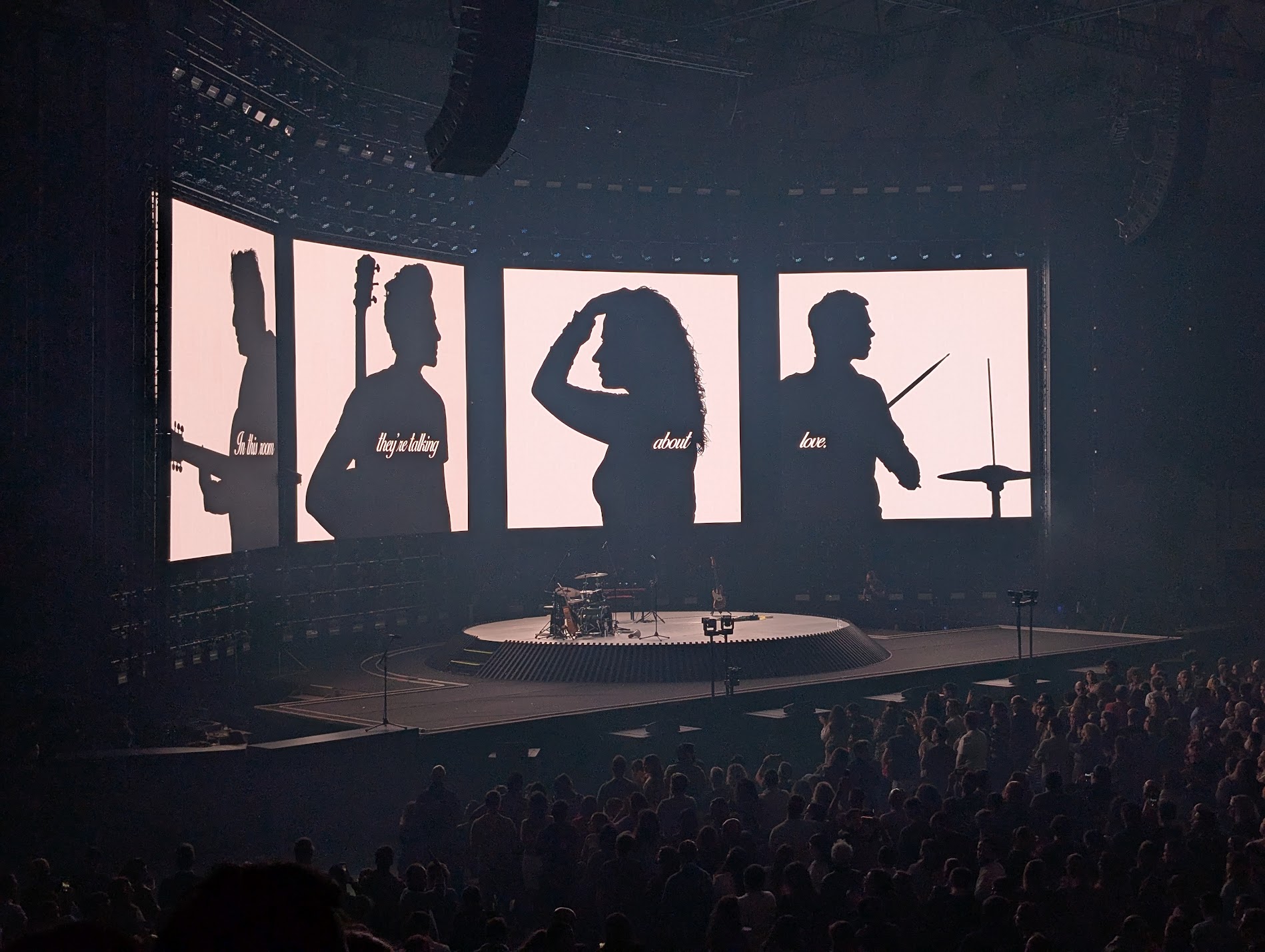 In his soul. they is talking about love - Silence 4 Projeção de palco