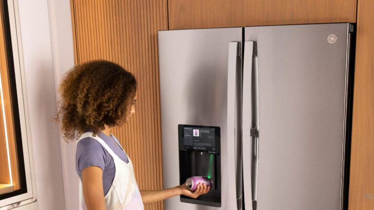 GE Profile Smart Refrigerator com Kitchen Assistant 1