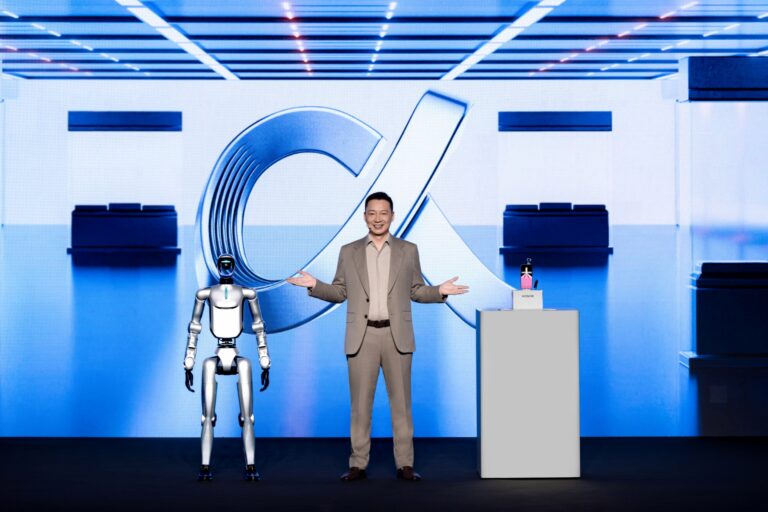 James LI CEO Honor Robot Phone
