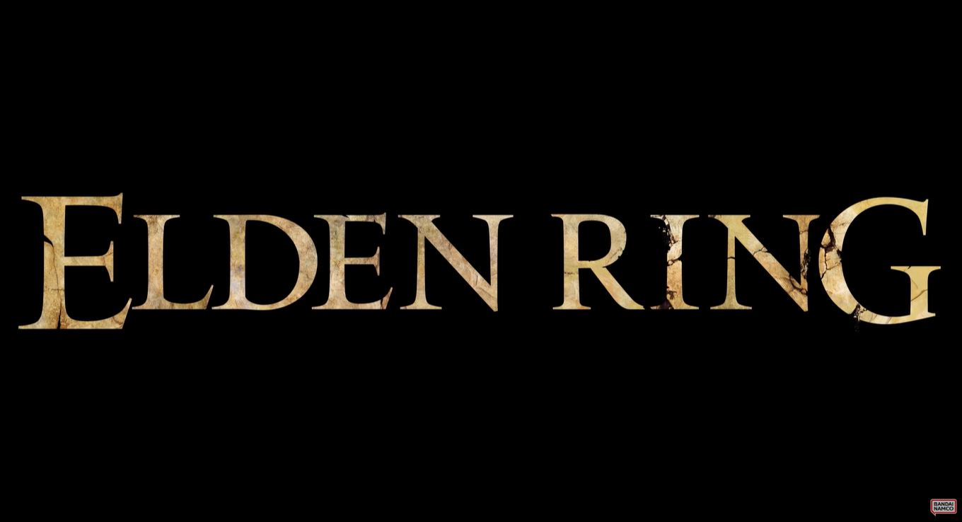 O logótipo oficial do videojogo Elden Ring em letras maiúsculas douradas, com uma textura envelhecida e rachada, centralizado num fundo preto profundo. No canto inferior direito, lê-se o pequeno logótipo da Bandai Namco.