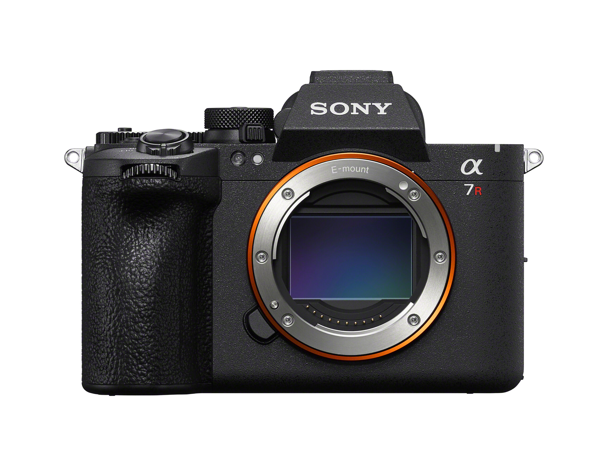 Vista frontal da câmara Sony Alpha 7R VI em preto, destacando o sensor full-frame dentro do bocal E-mount com anel laranja, o punho ergonómico e o logótipo 7R a vermelho.