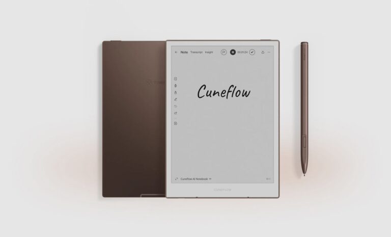 Visão aérea do caderno digital Cuneflow com ecrã E Ink ativo, mostrando a palavra "Cuneflow" escrita à mão. Do lado esquerdo está a sua capa protetora castanha e, do lado direito, a caneta stylus stylus metálica correspondente, tudo disposto sobre um fundo cinzento minimalista.