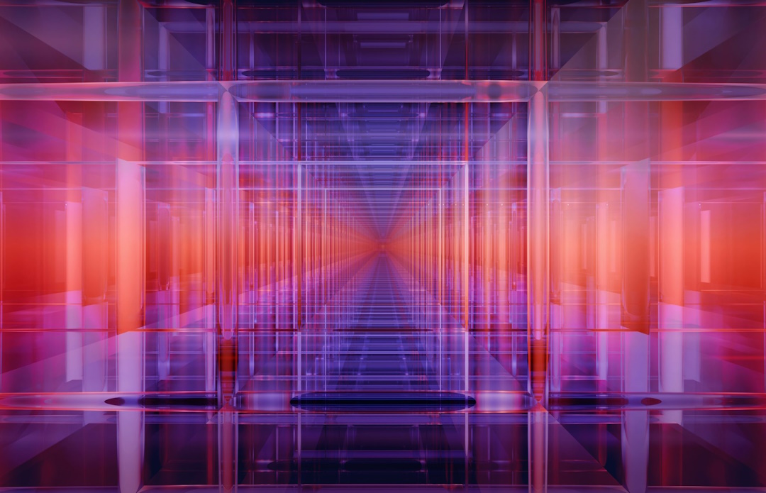 Uma imagem abstrata e futurista com perspetiva central, mostrando um corredor infinito formado por painéis de vidro geométricos e transparentes. A iluminação varia entre tons vibrantes de roxo, azul e laranja néon, criando uma estética de alta tecnologia e fluxo de dados digitais.