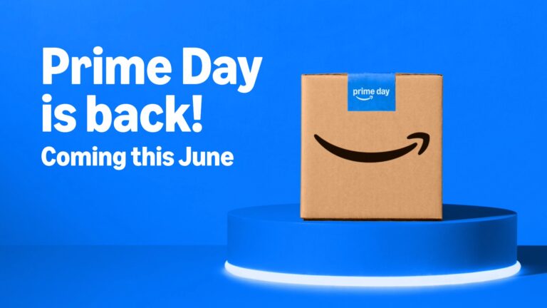 Anúncio do Amazon Prime Day com uma caixa de cartão num pedestal iluminado sobre fundo azul e o texto "Prime Day is back! Coming this June".