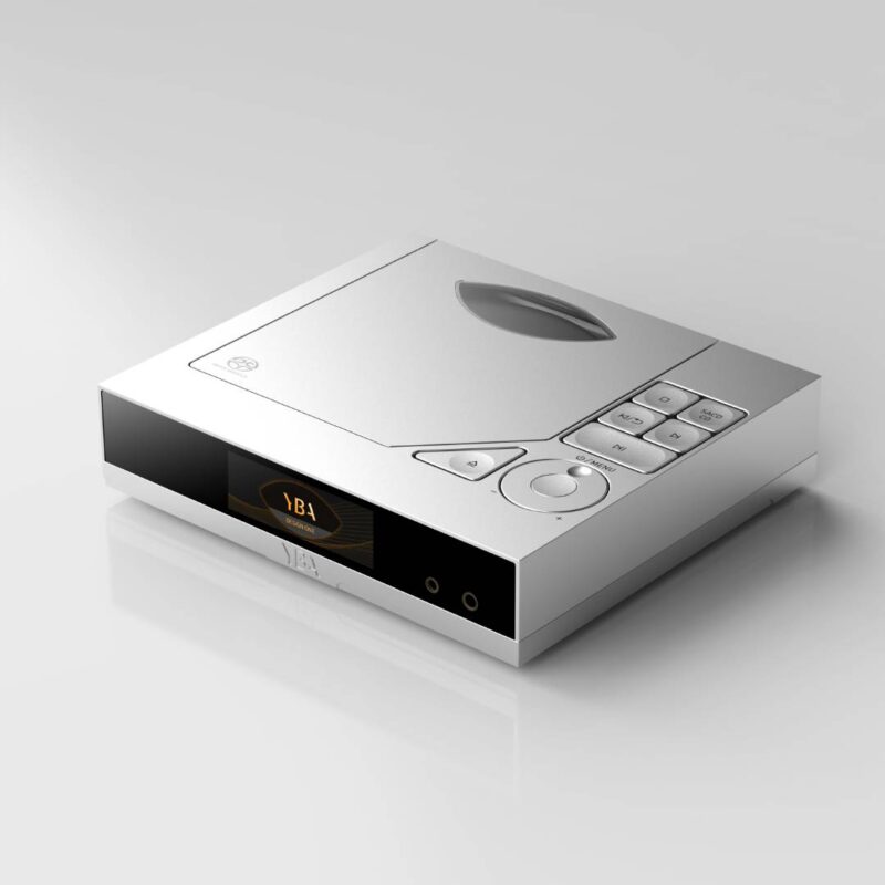 Um leitor de SACD YBA Design One prateado com um design minimalista, visto de cima, pousado sobre um fundo branco. O dispositivo possui um painel frontal preto com um ecrã iluminado e botões de controlo físicos na parte superior, apresentando um acabamento metálico elegante e profissional.