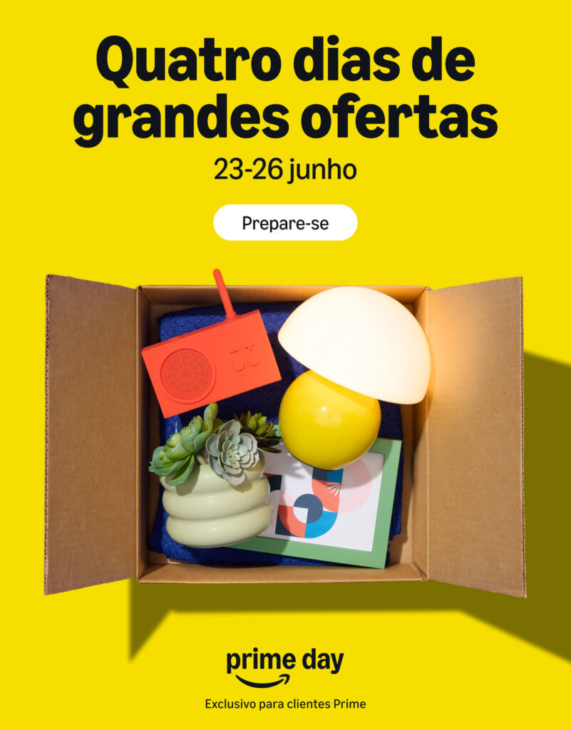 Imagem promocional do Amazon Prime Day com fundo amarelo, anunciando quatro dias de ofertas de 23 a 26 de junho. No centro, uma caixa de cartão aberta contém uma coluna laranja, um candeeiro amarelo, uma suculenta e um quadro decorativo.
