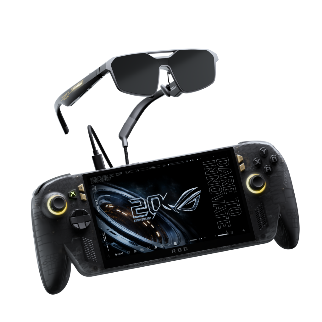 Uma renderização de produto em fundo preto mostrando um console de jogos portátil ROG Ally X20 preto translúcido com joysticks iluminados a ouro e uma tela OLED que exibe um logotipo de 20º aniversário da ROG. Um par de óculos de AR pretos e prateados flutua acima do console, conectado por um cabo fino.