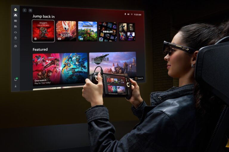 Uma foto de uma mulher usando óculos ROG AR e segurando um console portátil ROG Ally, com uma grande interface de usuário de jogos virtual projetada na parede à sua frente, exibindo ícones de vários jogos populares.